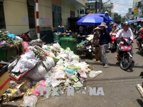Người dân Quảng Ngãi phải sống chung với 1.500 tấn rác ùn ứ trong 6 ngày ảnh 1